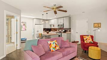 Una Smart TV, una chimenea