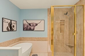 Bañera, secador de pelo, piso con calefacción en el baño, toallas