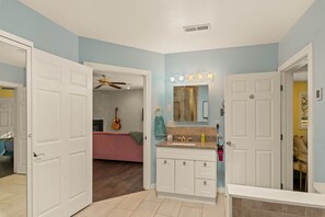 Bathtub, hair dryer, heated floors, towels - Quiet, Beautiful One Bedroom (Flagstaff)