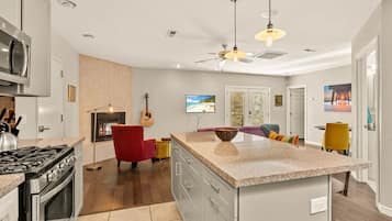 Jääkaappi, mikroaaltouuni, uuni, liesi