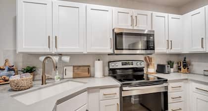 New remodeled Scandinavian theme Condo with Beautiful Mountain Views