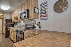 Mikrowelle, Ofen, Herdplatte, Geschirrspüler