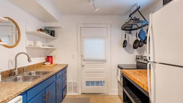 Een koelkast, een koffiezetapparaat/waterkoker