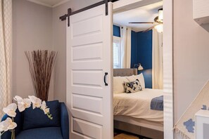 1 bedroom, iron/ironing board, free WiFi - Cozy 1-Bed with Gated Backyard, Near KU Med 22 (Kansas City)