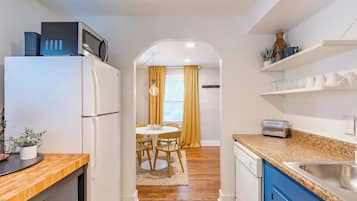 Een koelkast, een koffiezetapparaat/waterkoker