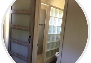 Combined shower/tub, towels, toilet paper