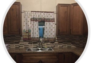 Combined shower/tub, towels, toilet paper