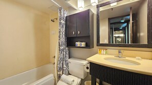 Combined shower/bathtub, hair dryer, towels, soap - ≋Waikiki≋ 2 double bed studio w/Pool Sleeps 4 & only 1 Block to the Beach (Honolulu)