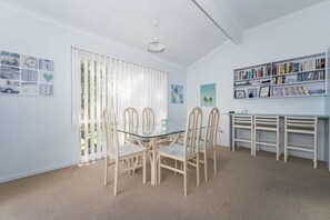 Dining - Relax AT THE Reefs (Inverloch)