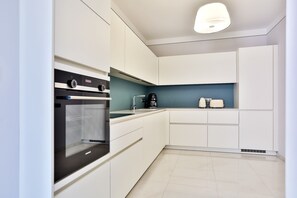 Kühlschrank, Mikrowelle, Kochgeschirr/Geschirr/Besteck