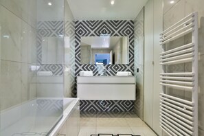 Sèche-cheveux, serviettes fournies