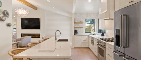 冷蔵庫、電子レンジ、オーブン、コンロ