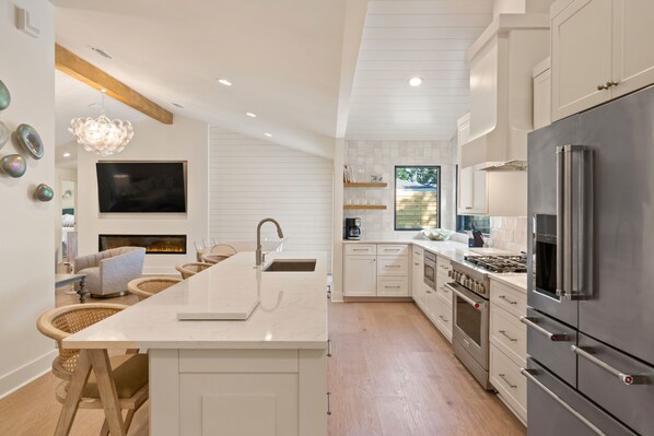 ثلاجة، ميكروويف، فرن، موقد طهي مسطح