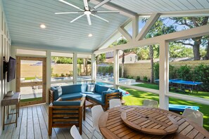 Outdoor dining - The Oyster - East Beach-Saltwater Pool, Hot Tub, Fire Pit, Ping Pong & Corn Hole (St. Simons Island)