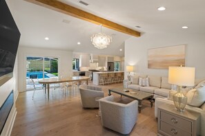 تلفزيون ذكي، مدفأة، تنس طاولة، طابعة