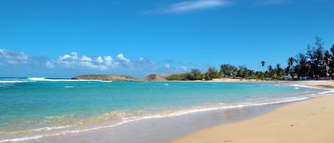 Playa en los alrededores, camastros y toallas de playa