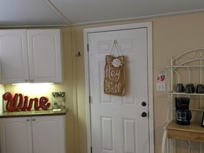 Interior - Tree House Condo! Great Location! Steps From Campus! (Oxford)