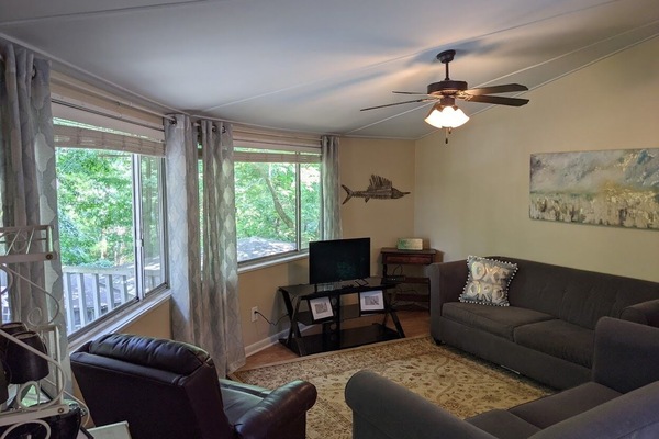 Spacious living room with scenic views and two pull out sofa beds!