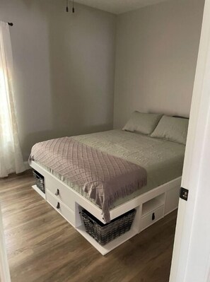 4 slaapkamers, een bureau, een strijkplank/strijkijzer, gratis wifi