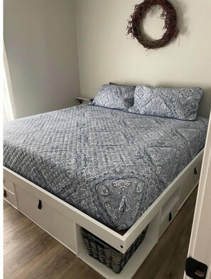 4 bedrooms, desk, iron/ironing board, free WiFi