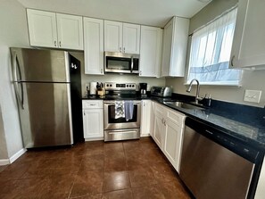 Frigorifero, microonde, forno, piano cottura