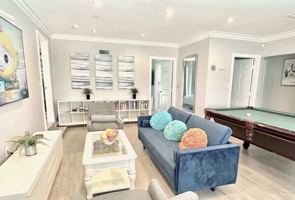 Televisión, videojuegos, libros y oficina 