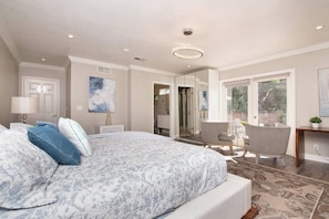 6 habitaciones, escritorio y tabla de planchar con plancha