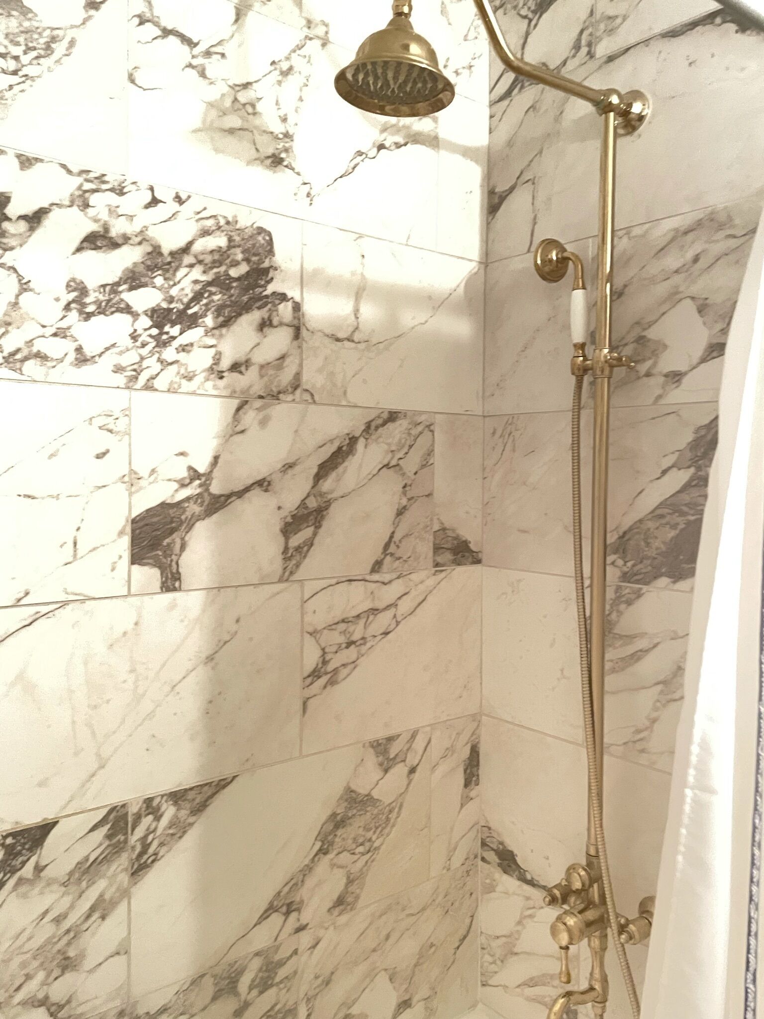 Ensemble douche/baignoire, sèche-cheveux, serviettes fournies, savon
