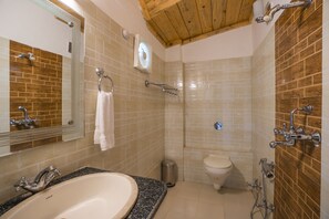 Deluxe-Doppelzimmer | Badezimmer | Dusche, Handtücher