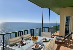 تناول الطعام بالخارج