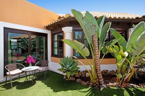 Outdoor dining - Vacation Villa 'Villa Brisamar19' with Mountain View, Private Pool and Wi-Fi (Corralejo)