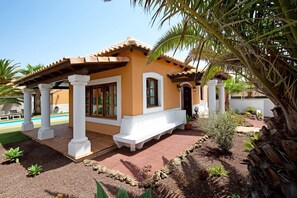 Exterior - Vacation Villa 'Villa Brisamar19' with Mountain View, Private Pool and Wi-Fi (Corralejo)