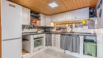 Køleskab, mikrobølgeovn, ovn, kogeplade