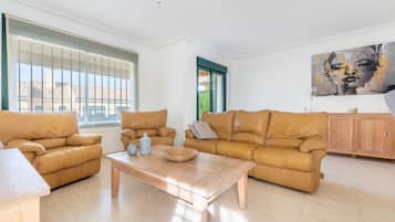 Televisión, reproductor de DVD y estéreo