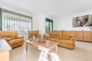 Fernseher, DVD-Player, Stereoanlage