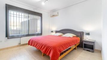 2 slaapkamers, een strijkplank/strijkijzer, gratis wifi, beddengoed
