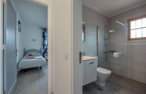 Regadera, secadora de cabello, toallas 