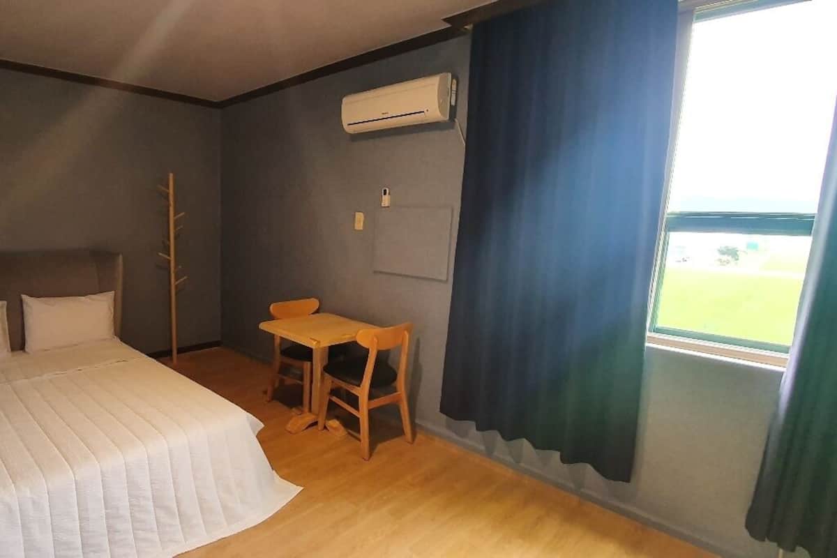 Deluxe Double | Tirai kedap cahaya, setrika/meja setrika, dan Wi-Fi gratis
