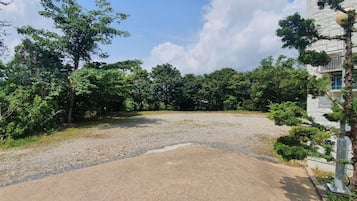 Vista frontal de la propiedad