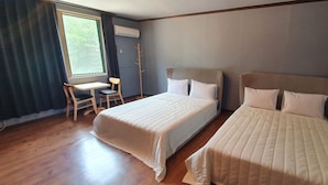 A hotel room with two beds, a desk, and a chair. - Bigso stay (Yangyang)