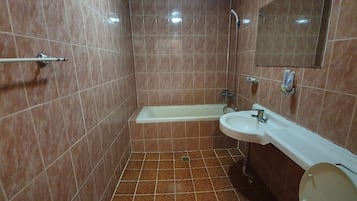 Standard Double | Bagno | Combinazione doccia/vasca, asciugacapelli, asciugamani, sapone
