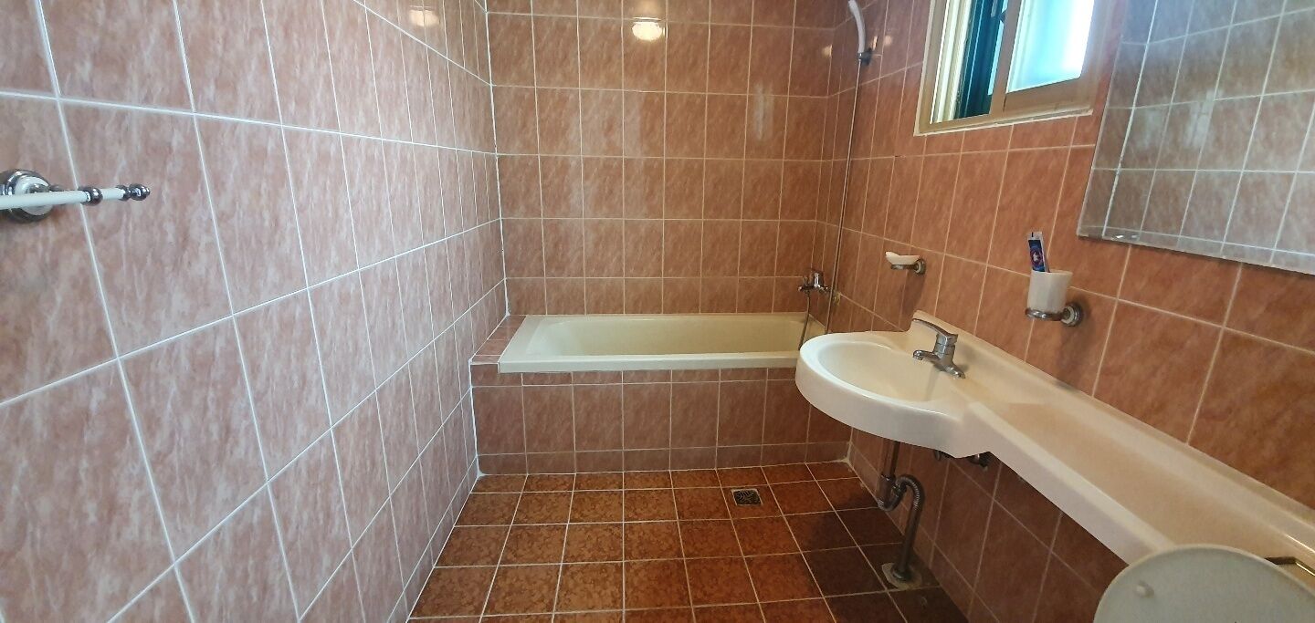 Un baño con bañera, lavamanos y ducha.