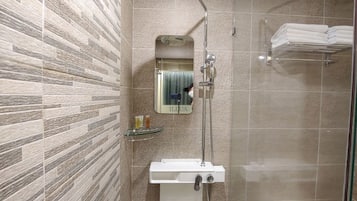 Camera (8py, Couple) | Bagno | Doccia, set di cortesia gratuito, asciugacapelli, accappatoio