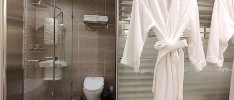 Room (8py, Couple) | Bathroom | Shower, free toiletries, hair dryer, bathrobes