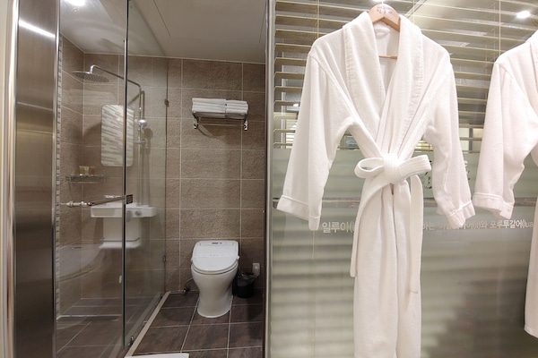 Room (8py, Couple) | Bathroom | Shower, free toiletries, hair dryer, bathrobes