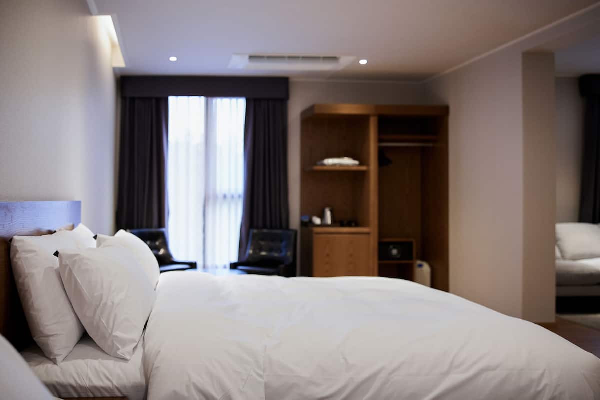 Premium Suite | Bathroom | Shower, hair dryer, bathrobes, slippers