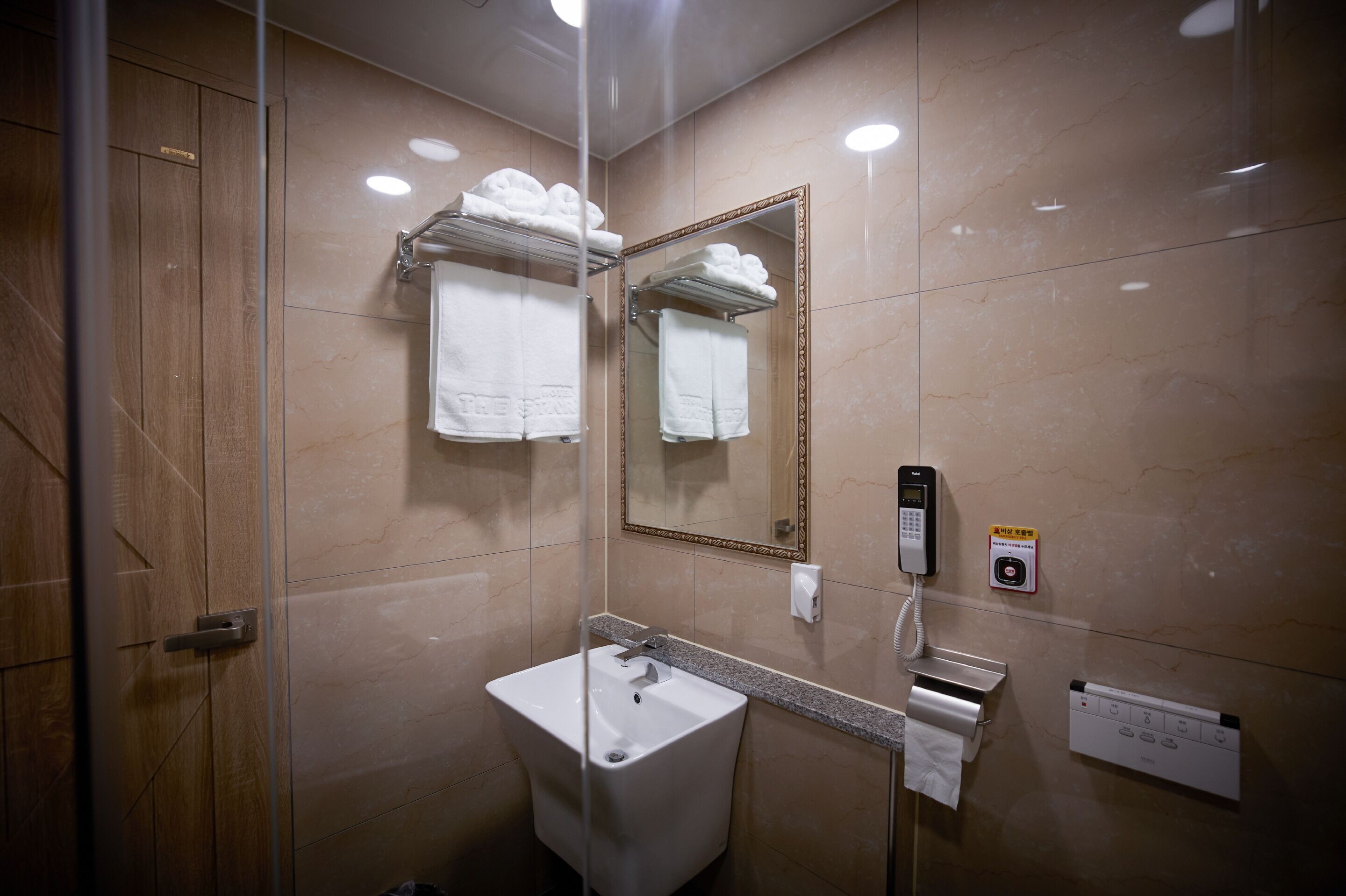 deluxe room | bathroom | shower, hair dryer, bathrobes, slippers