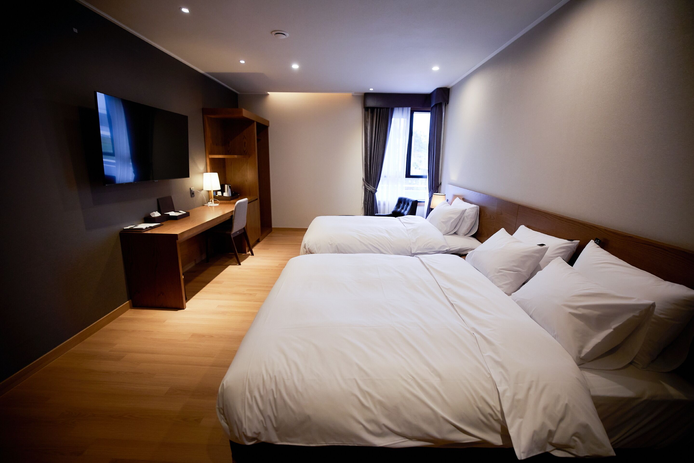 corner suite | 1 bedroom, in-room safe, blackout curtains, soundproofing