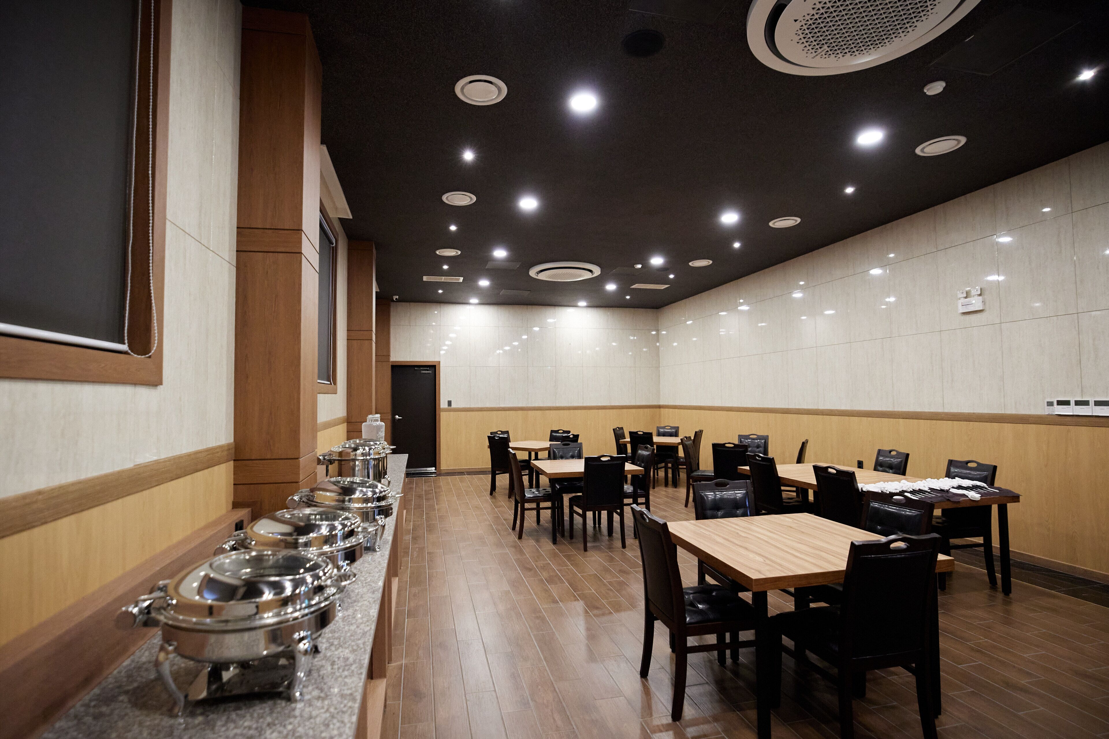 Café da manhã com buffet todos os dias (KRW 12000 por pessoa) 