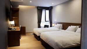 A hotel room with two beds, a desk, and a window with curtains. - Hotel The Star (Yeonggwang)